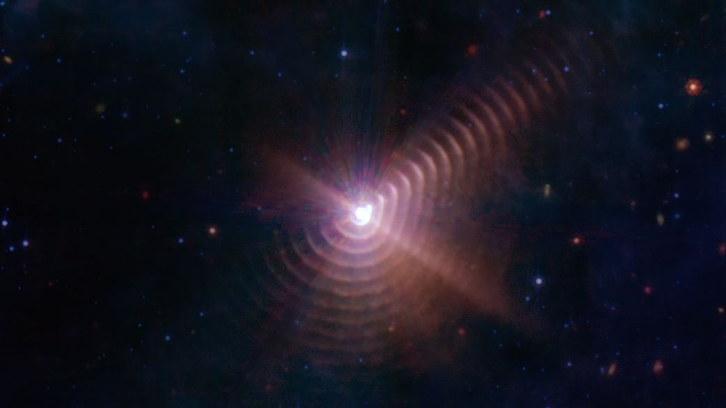 As duas estrelas em Wolf-Rayet 140 produzem conchas de poeira a cada oito anos que se parecem com anéis, como visto nesta imagem do Telescópio Espacial James Webb da NASA