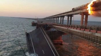 Incidente no início deste sábado causou o colapso de partes da ponte mais longa da Europa e importante fluxo de combustível e de recursos para a Rússia