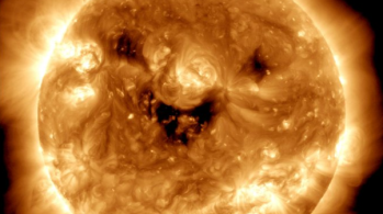 "O Solar Dynamics Observatory (Observatório de Dinâmica Solar) pegou o Sol 'sorrindo', escreveu a agência espacial dos Estados Unidos em sua página oficial do Twitter