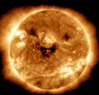 Nasa publica foto do Sol “sorrindo”; veja