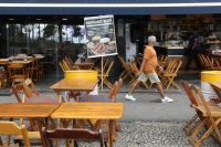 45% dos bares e restaurantes pretende contratar funcionários até fim do ano