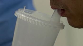 Desenvolvida pela CanSino Biologics, vacina é inalada pela boca através de um recipiente semelhante a um copo de café com um bocal curto; reguladores chineses aprovaram o imunizante para uso como reforço em setembro