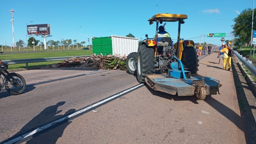 Polícia Militar retirou barricadas montadas por apoiadores do presidente Jair Bolsonaro (PL) na via de acesso ao aeroporto de Viracopos. Retroescavadeira foi utilizada.