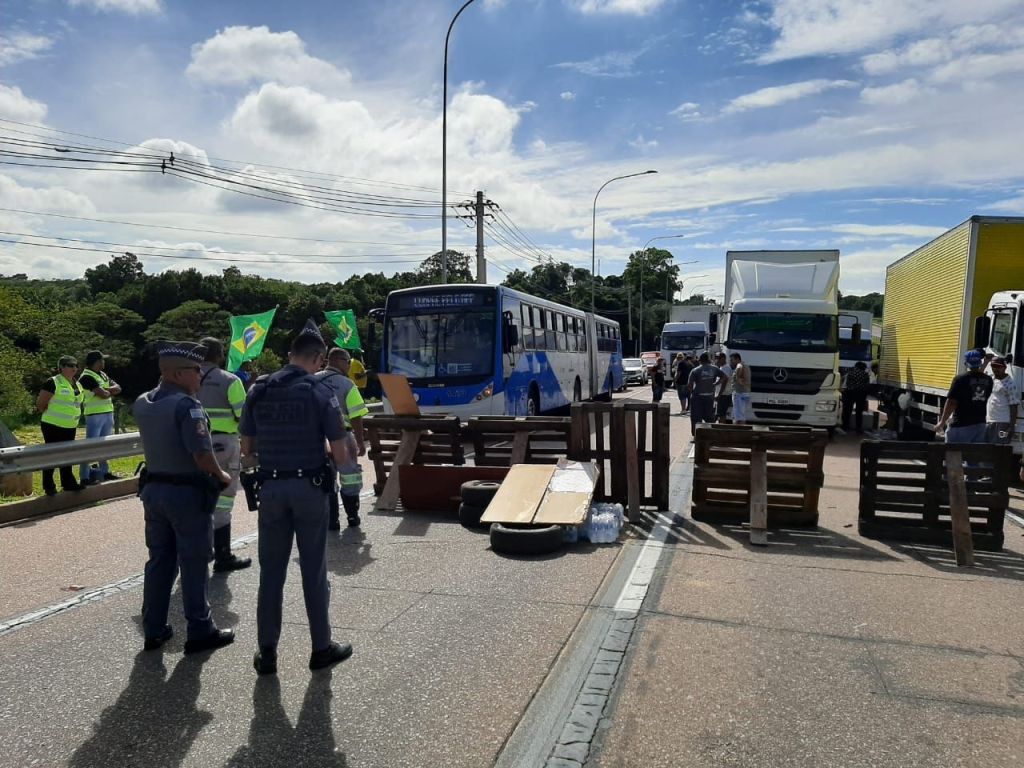 Apoiadores de Bolsonaro bloquearam parcialmente acesso a aeroporto de Viracopos; via foi liberada