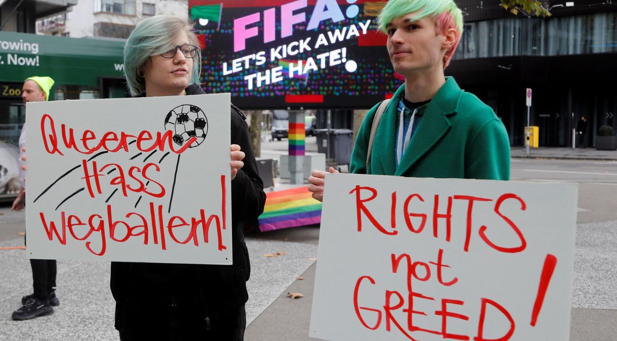 Ativistas LGBT protestam no Museu da Fifa em Zurique 8/11/2022