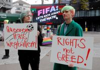 Ativistas LGBT+ protestam no Museu da Fifa antes da Copa do Mundo no Catar