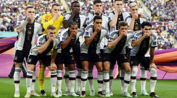 Jogadores da Alemanha taparam a boca em foto antes de estrearem na Copa do Mundo, e atletas do Irã não cantaram o hino do país contra a Inglaterra