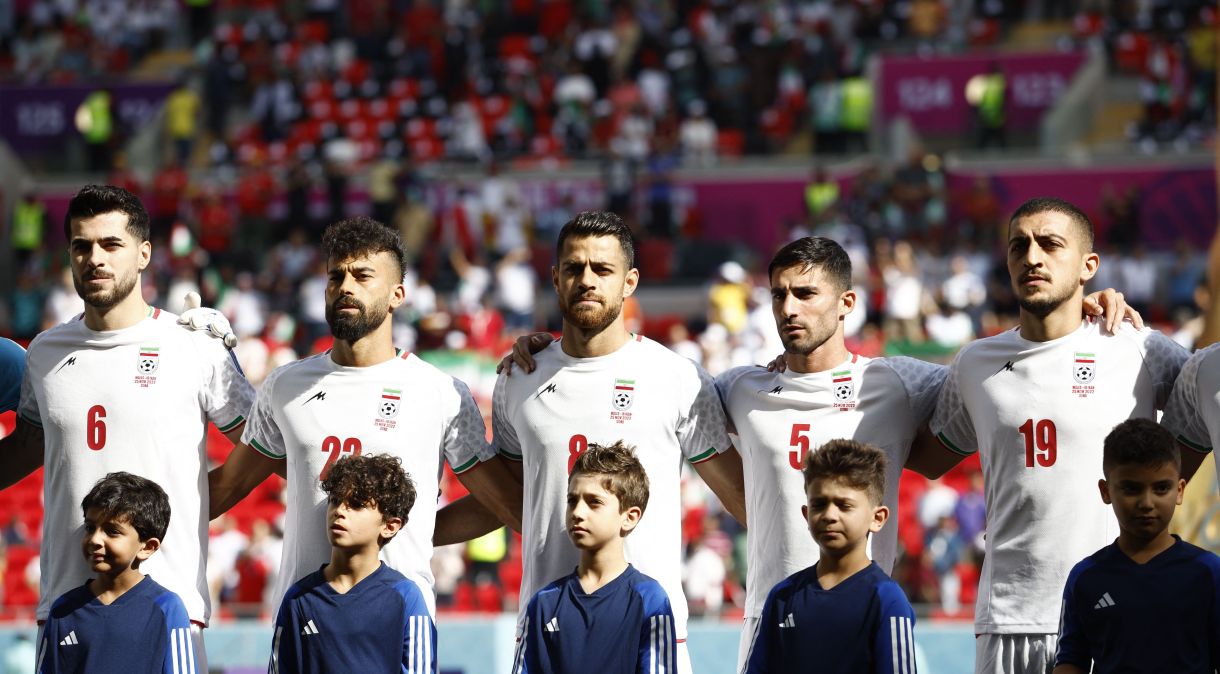 Jogadores da seleção do Irã durante a execução do hino nacional do país antes da partida contra País de Gales pela Copa do Mundo do Catar25/11/2022 REUTERS/Amanda Perobelli