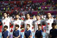 Jogadores de futebol do Irã voltam a cantar o hino nacional em partida da Copa