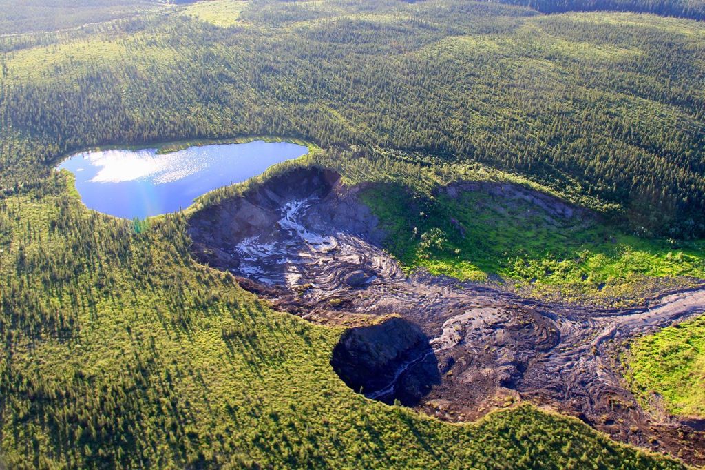 Depois de descongelar, um lago drenado ficou assim no Peel Plateau, nos Territórios do Noroeste do Canadá