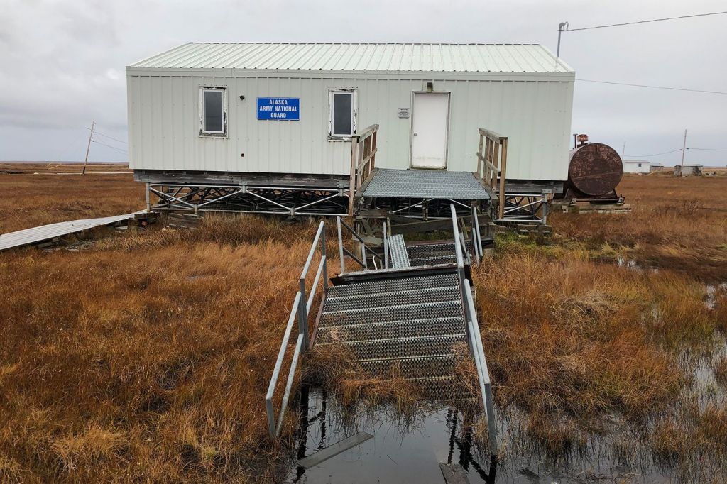 As construções em Nunapitchuk, Alasca, estão afundando por causa do derretimento do permafrost. 