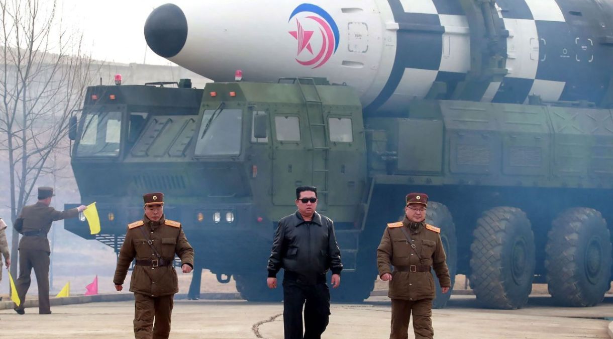 O líder norte-coreano Kim Jong Un caminha na frente de um míssil, em uma foto divulgada pela mídia estatal em 25 de março de 2022.
