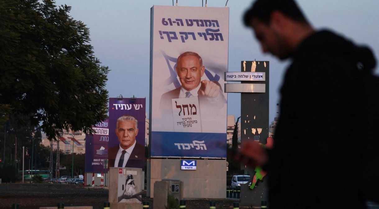 Uma foto mostra uma faixa eleitoral do partido Likud representando o ex-primeiro-ministro Benjamin Netanyahu em Tel Aviv em 27 de outubro de 2022, antes das eleições gerais de novembro