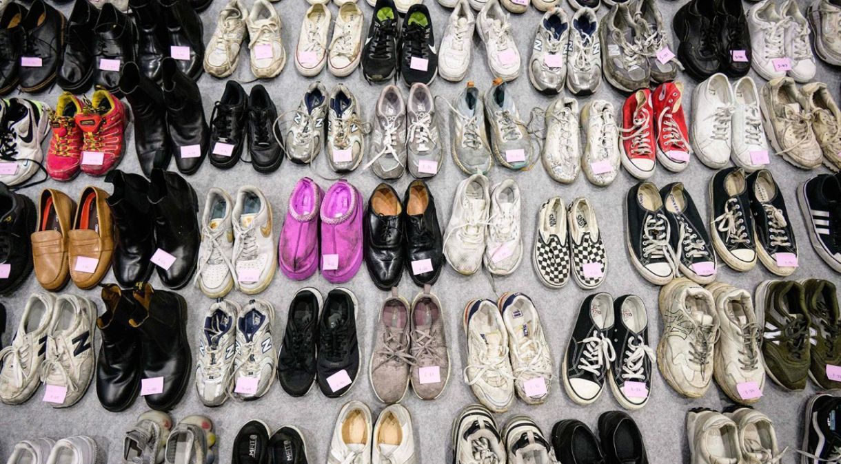 Um total de 256 pares de sapatos estavam alinhados no ginásio – 66 não tinham um par.