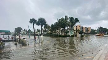 Nicole foi rebaixada de um furacão de categoria 1 para uma tempestade tropical ao se mover para o interior da costa da Flórida nesta quinta-feira (10)