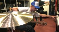 Chris Martin toca em loja de instrumentos ao lado de funcionários na Argentina