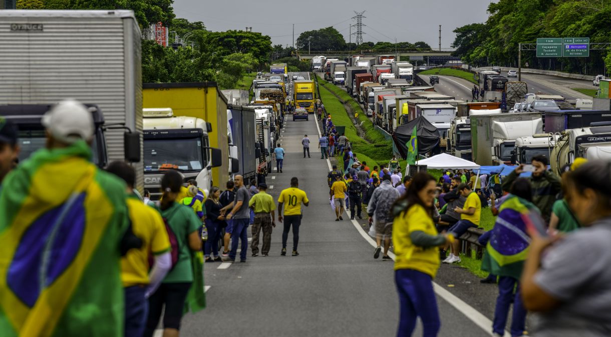 Bloqueio de caminhoneiros na rodovia Presidente Dutra, na altura de São José dos Campos (SP).