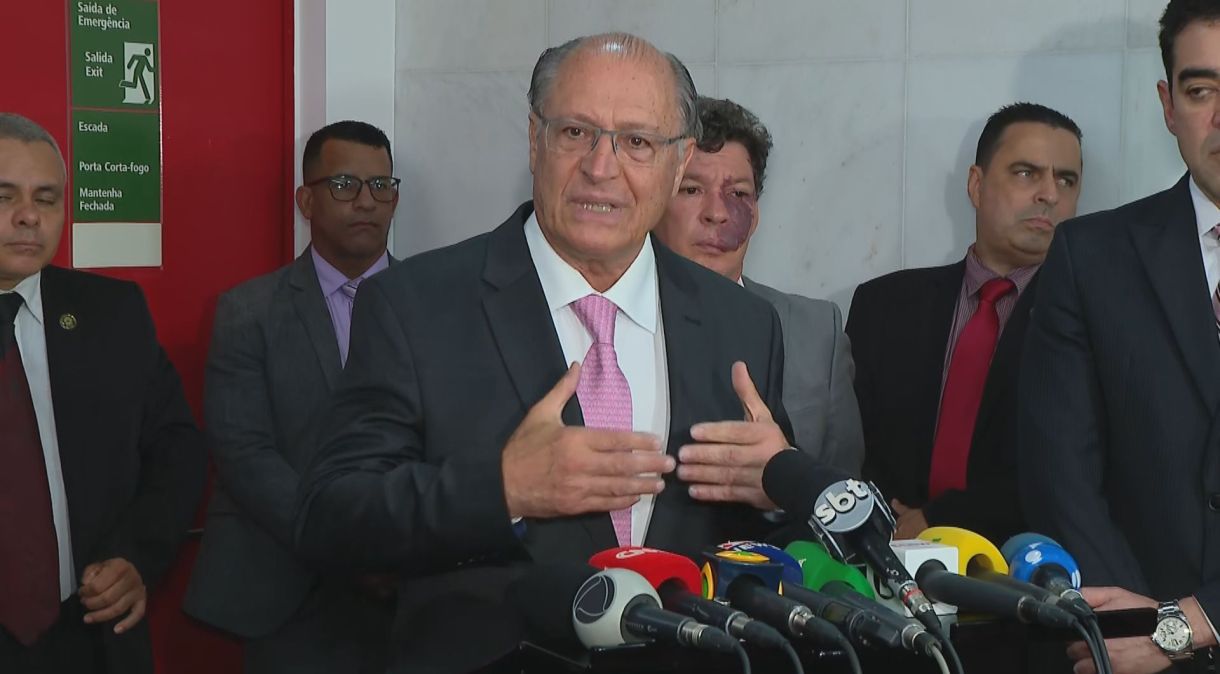 O vice-presidente eleito, Geraldo Alckmin (PSB); ao fundo , o deputado Reginaldo Lopes