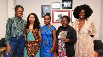 "Mulheres Quilombolas: territórios de existências negras femininas", foi lançado oficialmente nesta quinta-feira (24), no espaço Feminismos Plurais, em São Paulo. O livro é um convite a visitar os territórios de dezoito mulheres quilombolas, de doze estados do país.