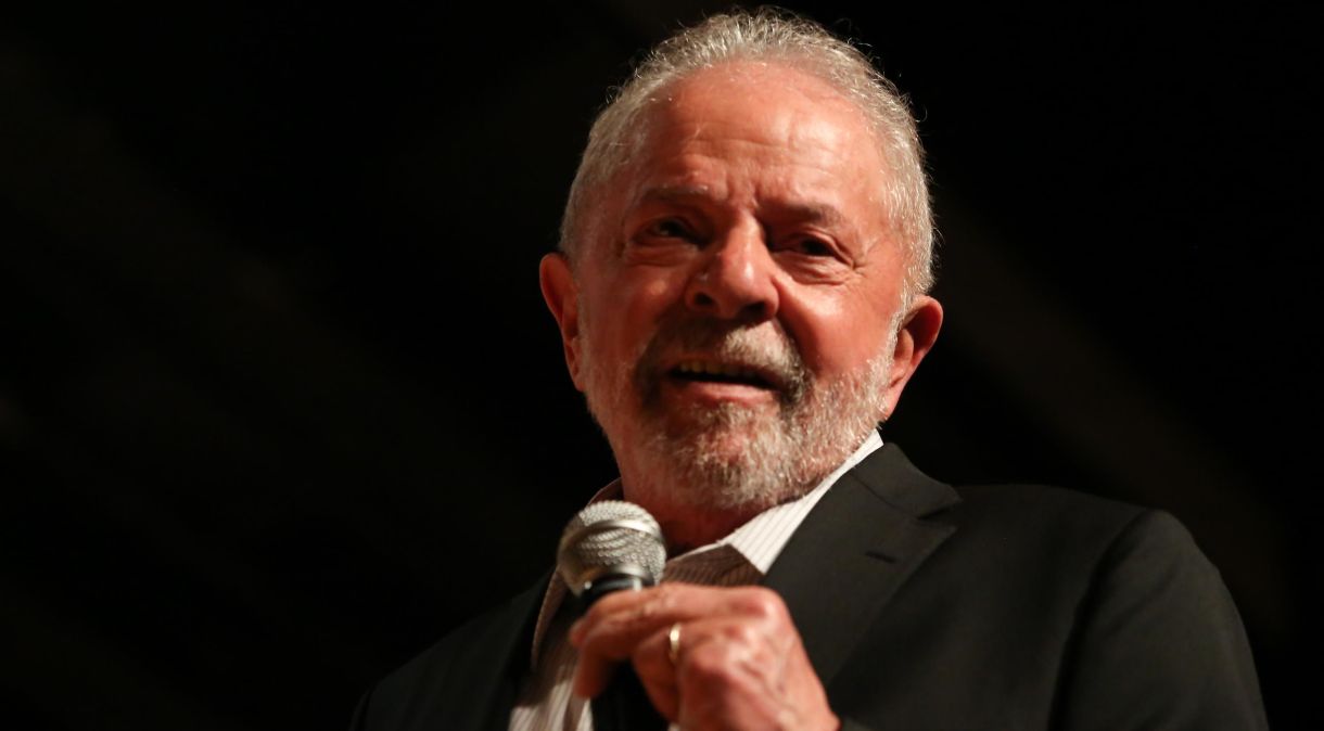 O presidente eleito Lula discursa em primeira visita ao Centro Cultural Banco do Brasil (CCBB), sede da equipe de transição