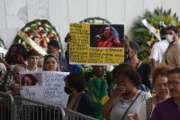 Homenagens de fãs e adeus de amigos marcam despedida à cantora Gal Costa em SP