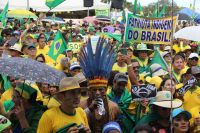 Manifestantes pedem intervenção militar em SP e DF