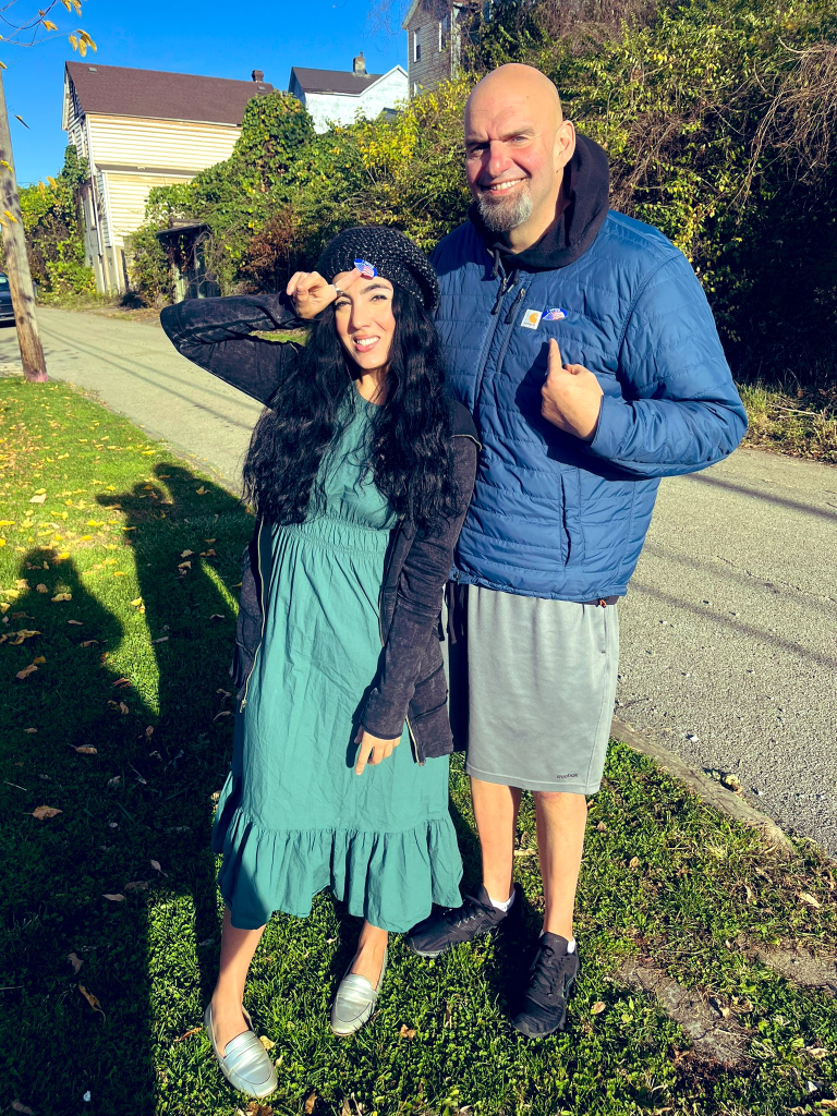 Senador democrata eleito pela Pensilvânia, John Fetterman, e sua esposa brasileira, Gisele Barreto Fetterman.