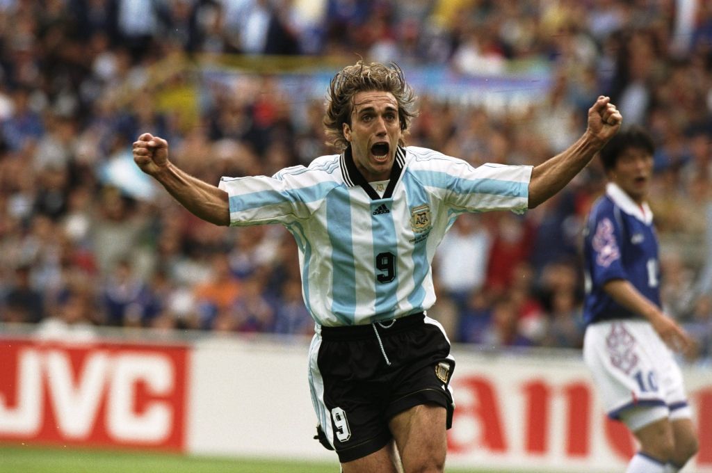 O jogador argentino Gabriel Batistuta tem 10 gols marcados nas edições de 1994, 1998 e 2002. 