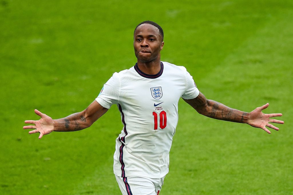 Sterling nasceu em Kingston, capital da Jamaica, e posteriormente se mudou para Londres