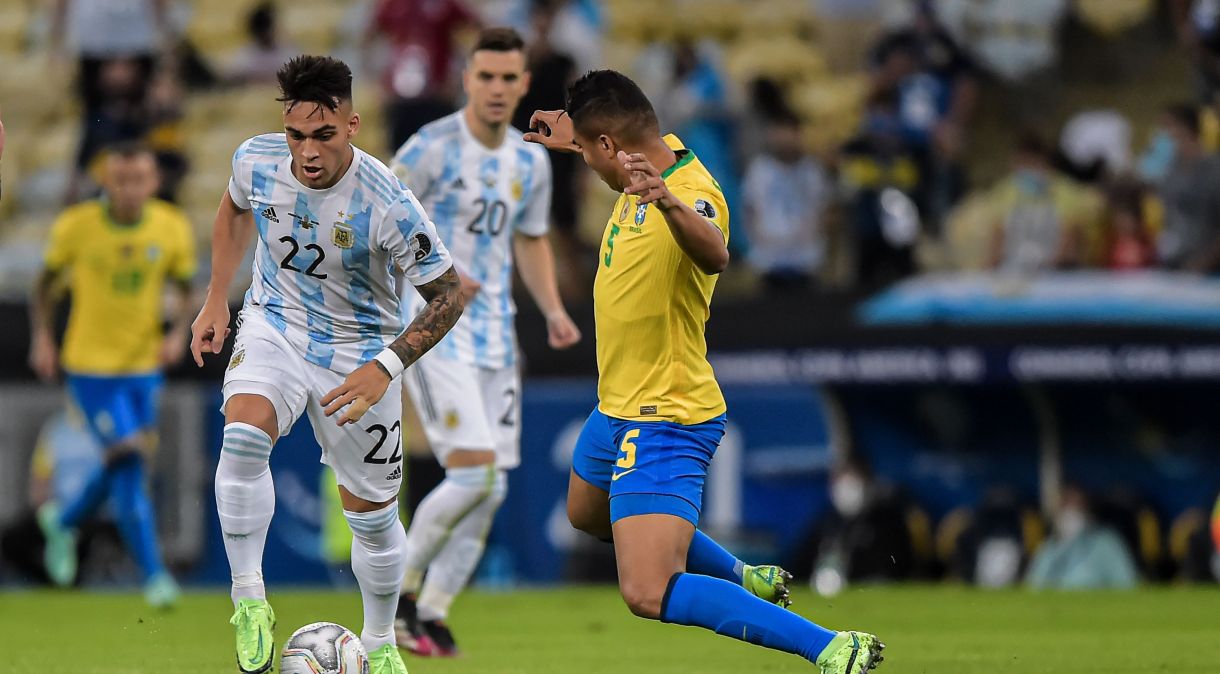 Casemiro disputa a bola com Lautaro Martínez na final da Copa América de 2021