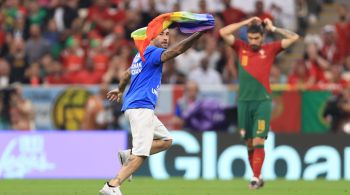 Homem também utilizava camiseta com mensagem de solidariedade à Ucrânia e às mulheres iranianas