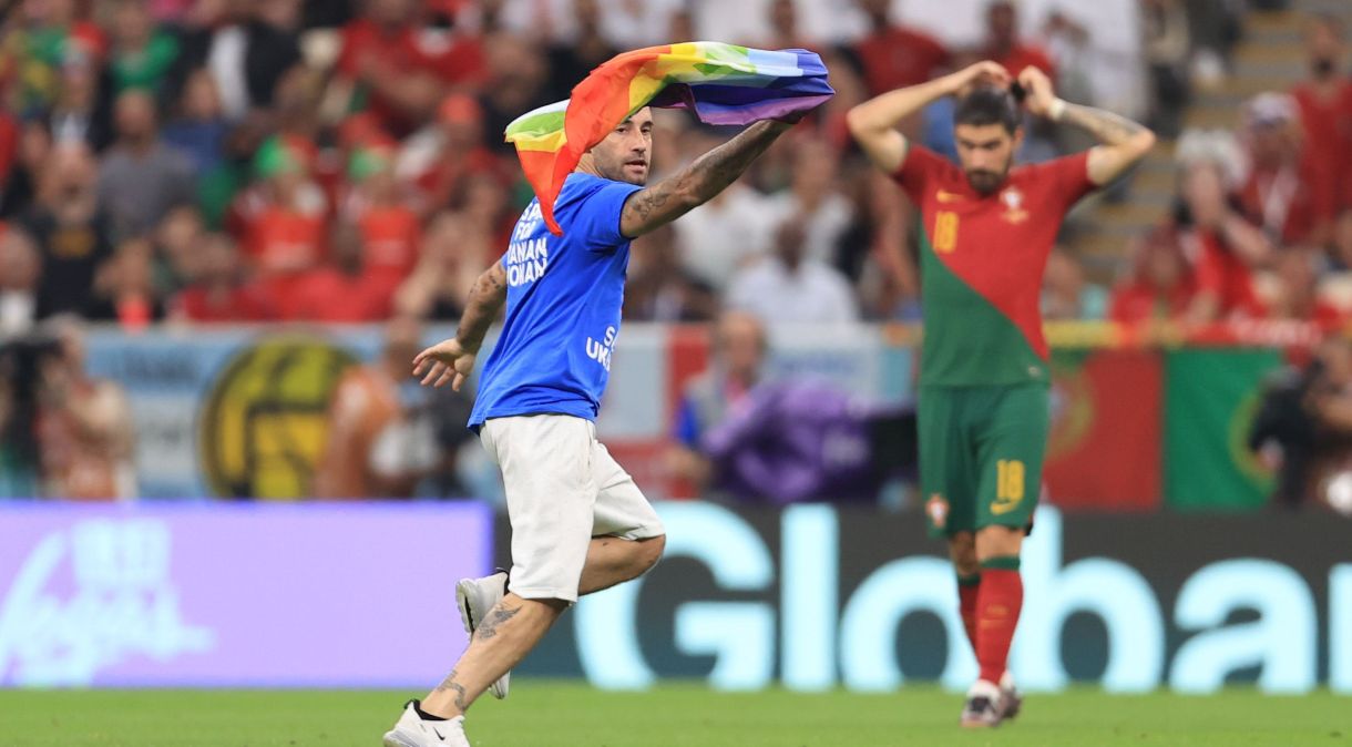 Torcedor com uma bandeira do orgulho LGBTQIA+ e vestindo uma camiseta em solidariedade à Ucrânia e às mulheres iranianas invade o jogo entre Portugal e Uruguai pela Copa do Mundo no Catar