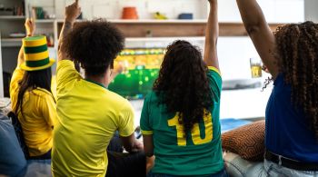 Dados da Polícia Federal mostram que fluxo de brasileiros para o país que recebe o mundial de futebol nunca foi tão alto