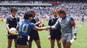 Bola dos dois gols de Maradona contra a Inglaterra na Copa do Mundo de 1986, agora murcha e desbotada, foi a leilão por cerca de R$ 18 milhões