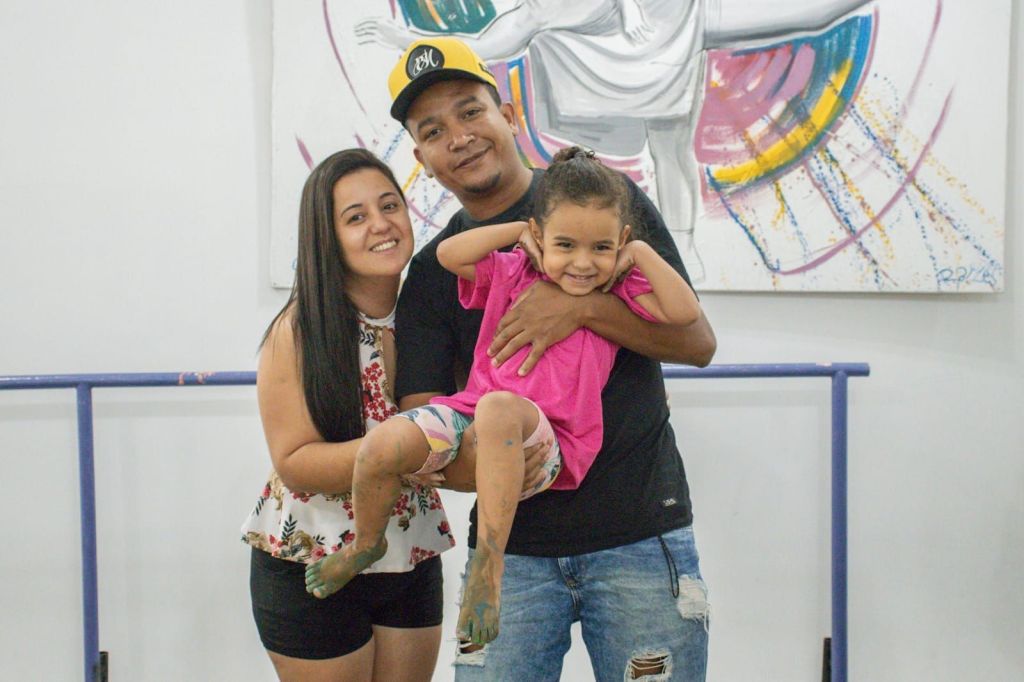 Cecília e os pais durante ensaio de ballet; menina de 4 anos viralizou após dormir durante apresentação