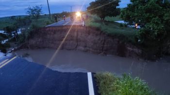 No Brasil, cinco pessoas já morreram em decorrência de tempestades; rodovia SE 290 cedeu e carros caíram em buraco da via e foram arrastados pela correnteza