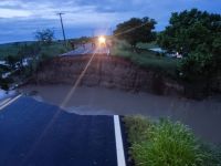 Chuva forte abre cratera em rodovia de Sergipe e deixa uma pessoa morta