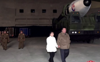 Kim Jong Un aparece com filha pela 1ª vez durante lançamento de míssil balístico