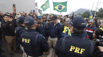 Homem teria atirado uma pedra e batido em um agente federal com uma barra de ferro durante um protesto em Rio do Sul