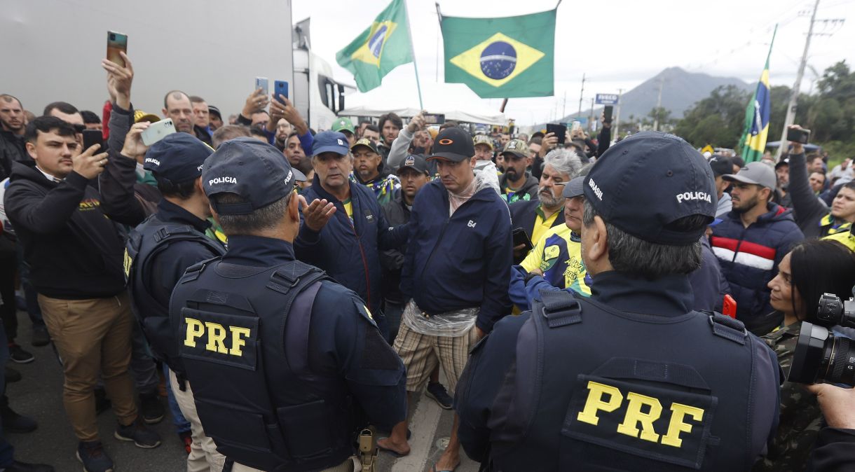 Agentes da Polícia Rodoviária Federal (PRF) monitoram manifestação em Santa Catarina