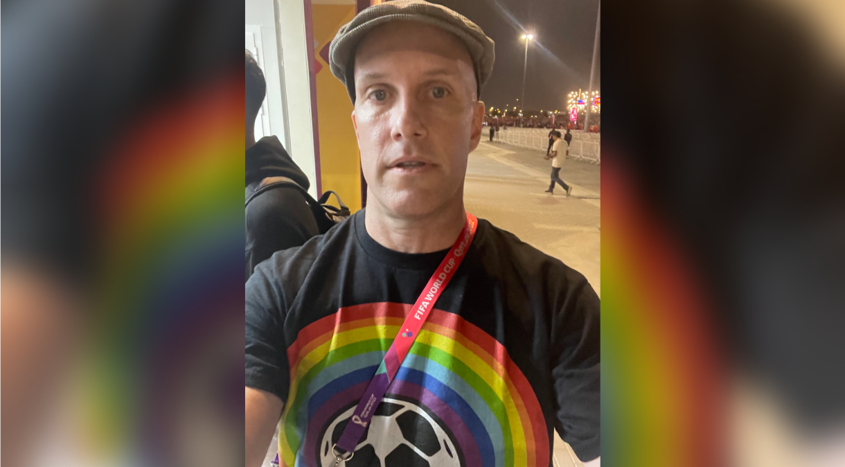 Jornalista americano é detido em estádio por usar camisa favorável à causa LGBT+