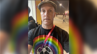 Jornalista americano é detido em estádio por usar camisa favorável à causa LGBT+