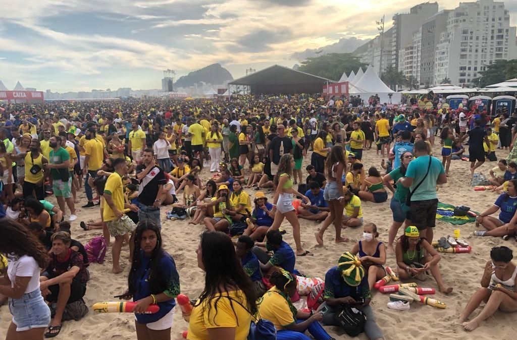 Fan fest da praia de Copacabana, no Rio de Janeiro, durante o jogo entre Brasil e Sérvia, pela Copa do Mundo do Catar