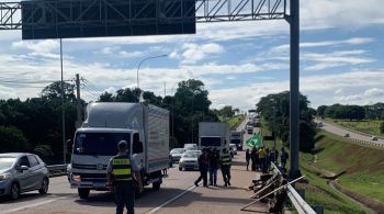 Manifestação começou por volta das 5h desta sexta-feira (25) com barricada na pista; trânsito foi totalmente liberado por volta de 8h30 e nenhum voo foi afetado