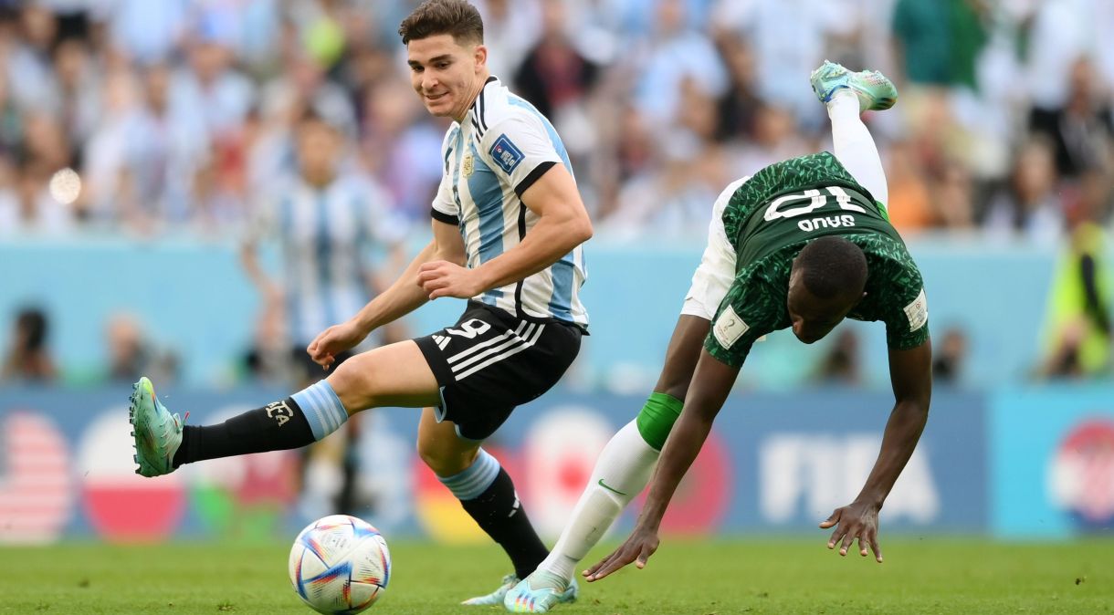 Jogadores de Argentina e Arábia Saudita disputam bola
