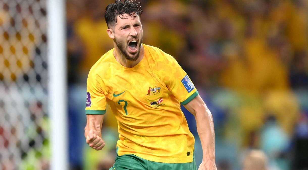 Leckie comemora gol da Austrália contra a Dinamarca na Copa do Mundo 2022