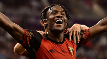 Michy Batshuayi marcou para os belgas; o canadense Alphonso Davies teve um pênalti defendido no primeiro tempo