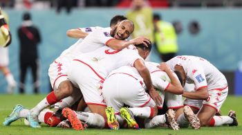 Wahbi Khazri fez o gol para os africanos, mas equipe vê Austrália vencer seu jogo e se classificar para as oitavas de final da Copa