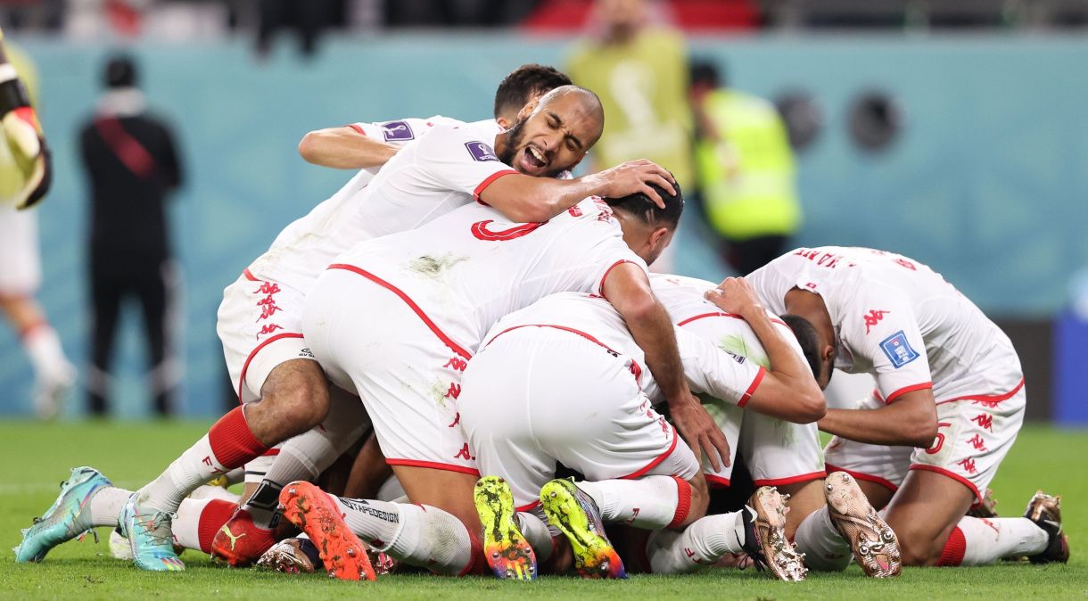 Jogadores da Tunísia comemoram gol marcado contra a França na Copa do Mundo