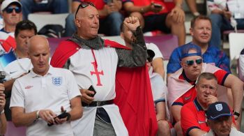 Alguns torcedores da Inglaterra vão a eventos esportivos vestidos como o patrono inglês São Jorge, equipados com capacetes, cruzes e espadas de plástico